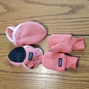 Patagonia fleece baby booties and mittens 0-3month size